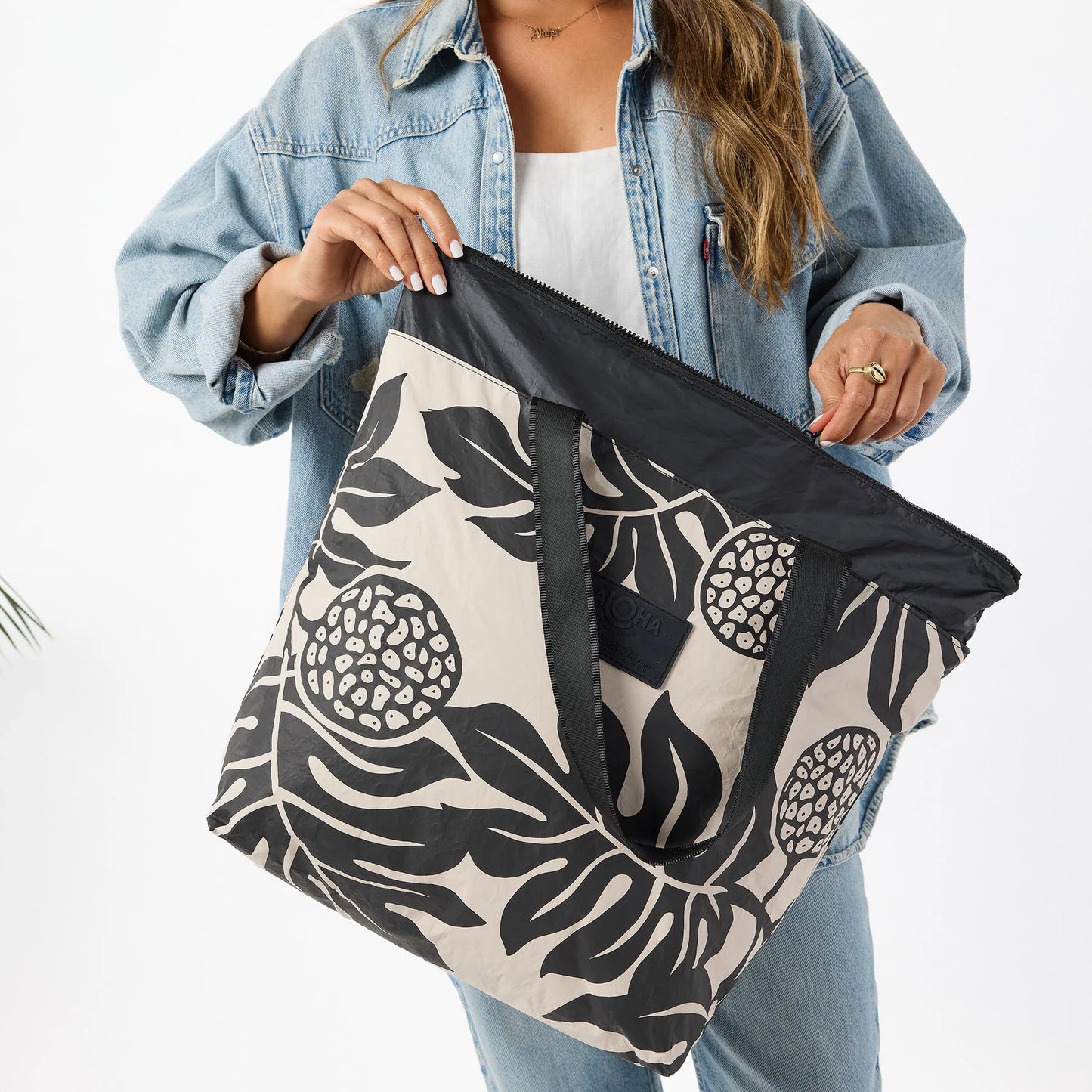 Aloha Collection Holomua Day Tripper Black on Sandstone