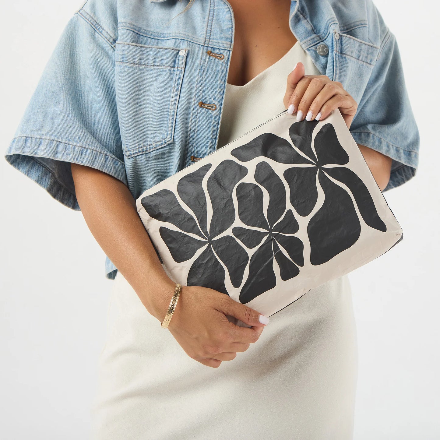 Aloha Collection Wavy Mid Pouch Black on Sandstone