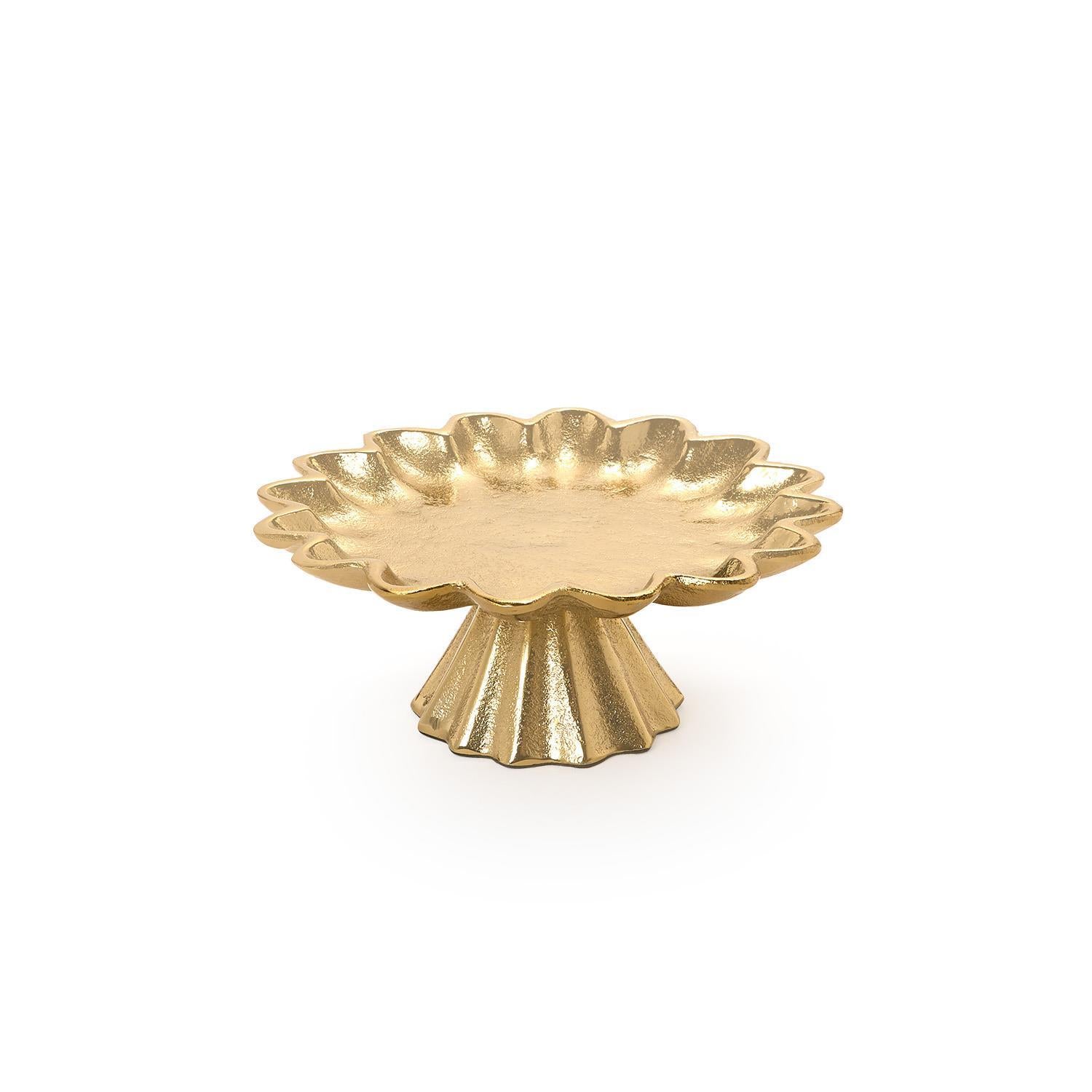 Small gold scalloped edge gold cake stand