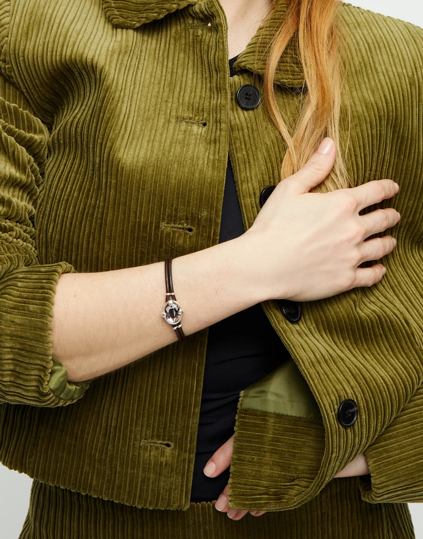 Girl wearing UNOde50 SerDeslumbrante black leather bracelet with crystal