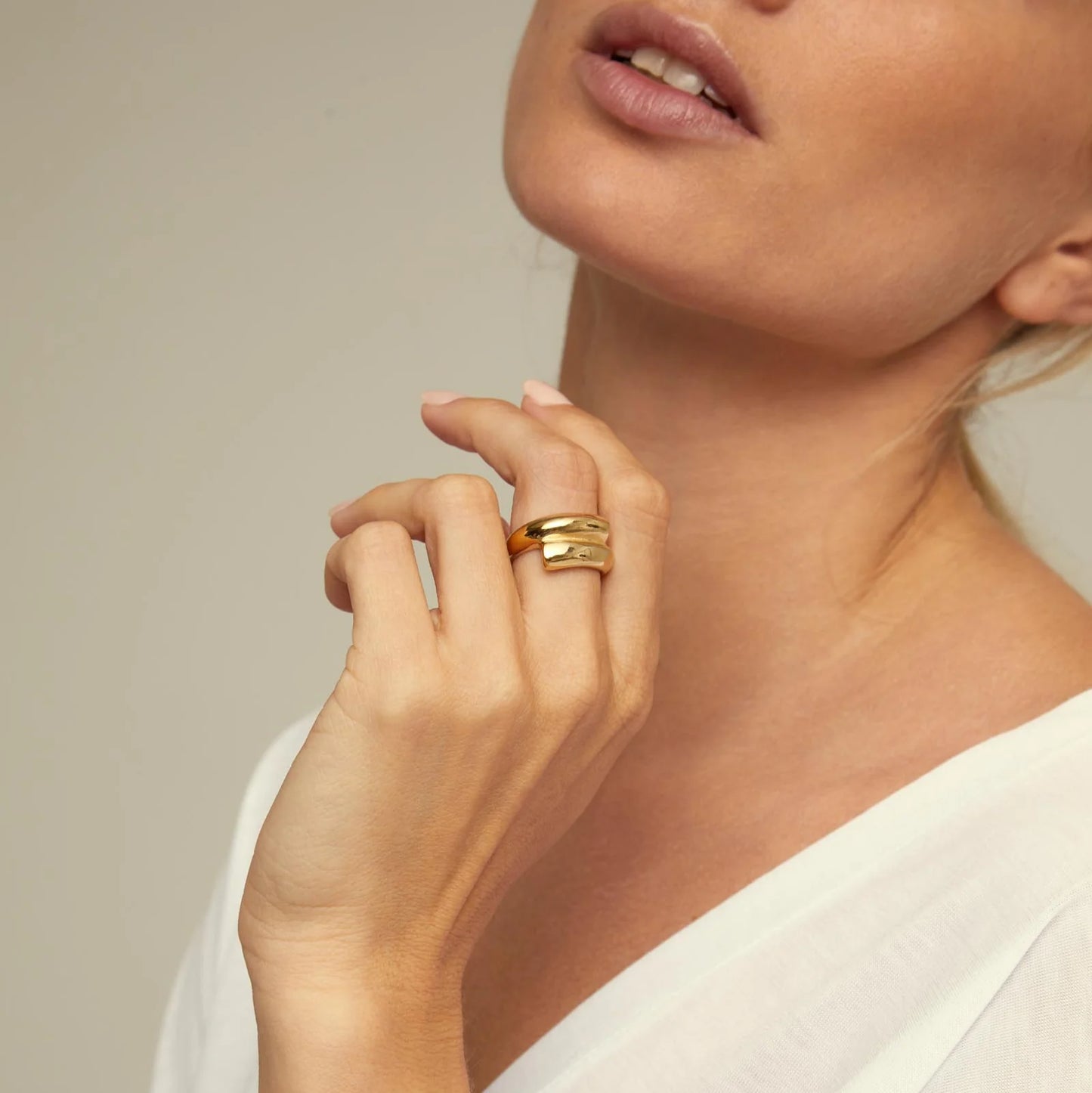 Woman wearing UNOde50 Crossed Legs Gold Ring