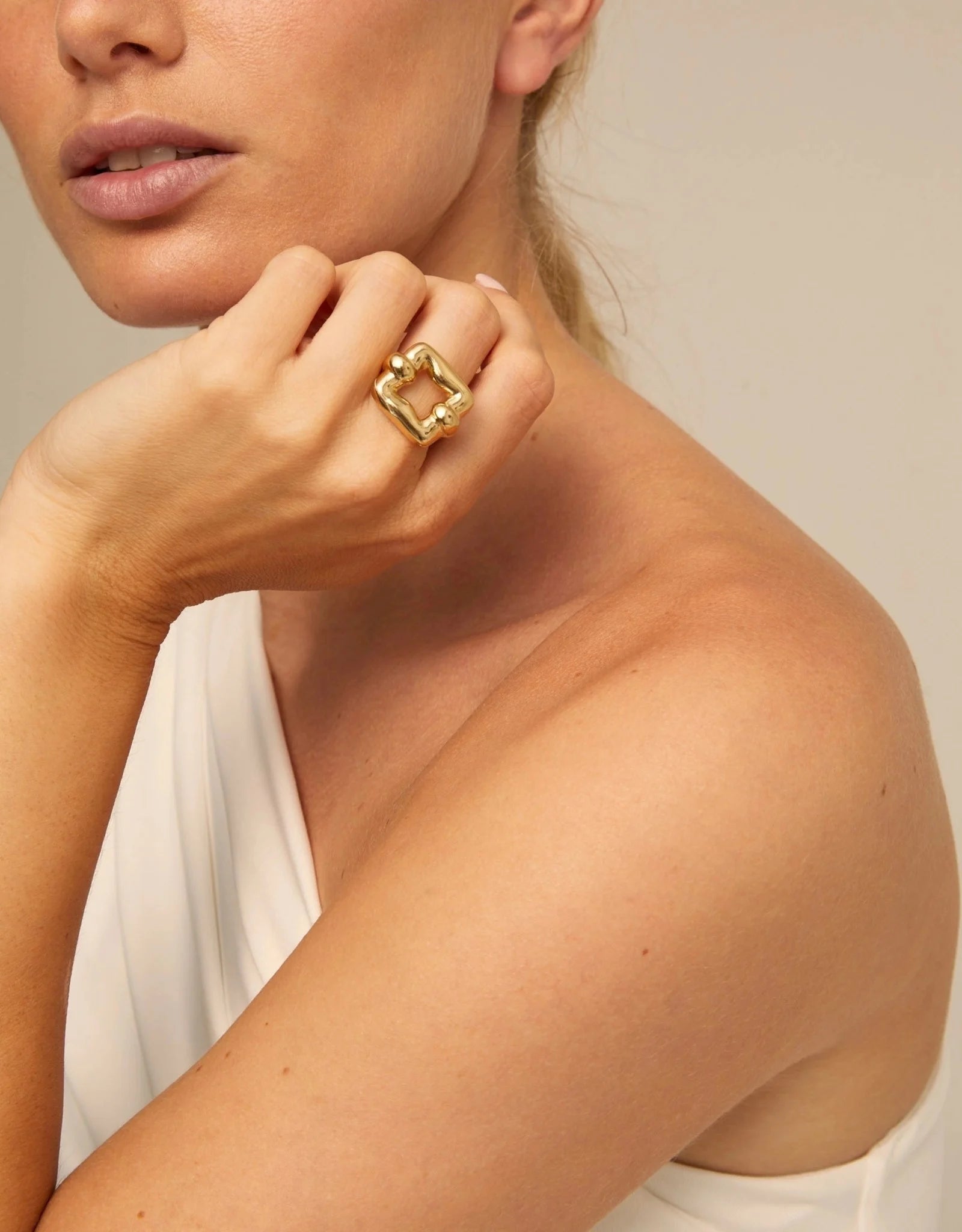 Women wearing an UNOde50 Femme Fatale Square Gold Ring