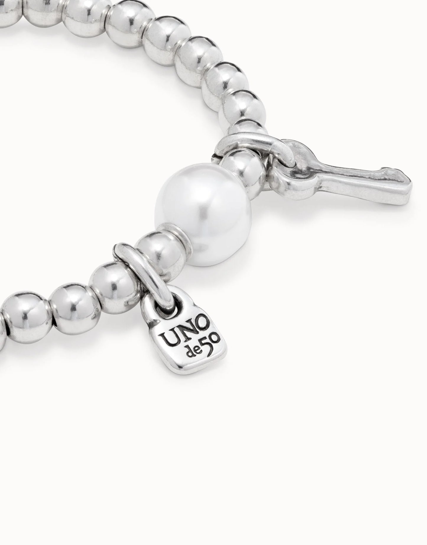 UNOde50 Llavestruz Beaded Bangle Bracelet with Pearl and lock and key