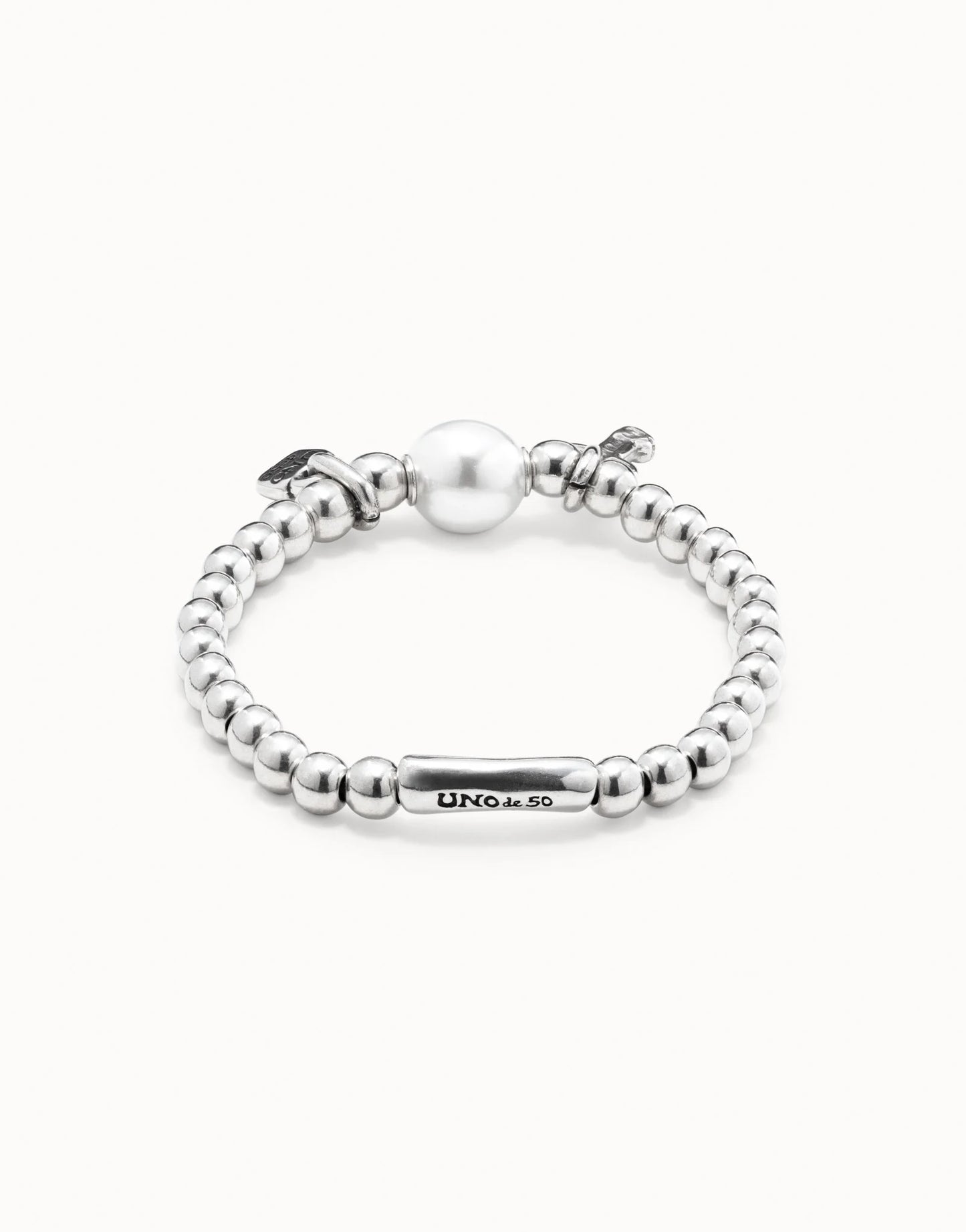 UNOde50 Llavestruz Beaded Bracelet with a stretch band, a Pearl charm and a lock and key charm with an elongated bead with the UNOdo50 logo