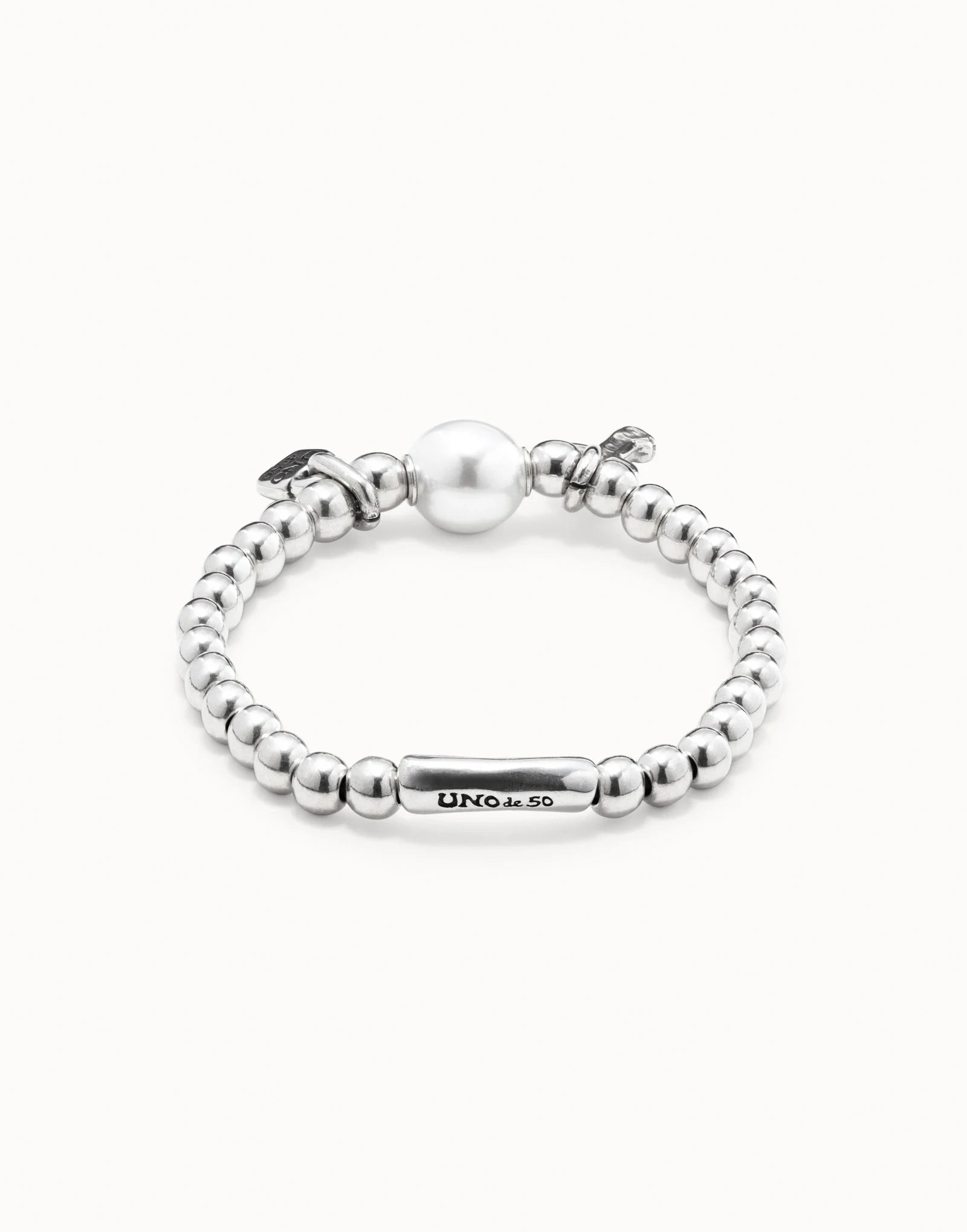UNOde50 Llavestruz Beaded Bracelet with a stretch band, a Pearl charm and a lock and key charm with an elongated bead with the UNOdo50 logo