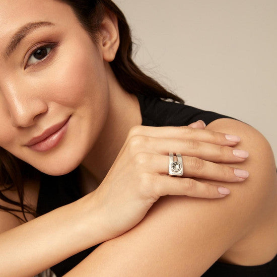 Woman wearing UNOde50 On My Own Silver Link Ring with Faceted Gray Crystal