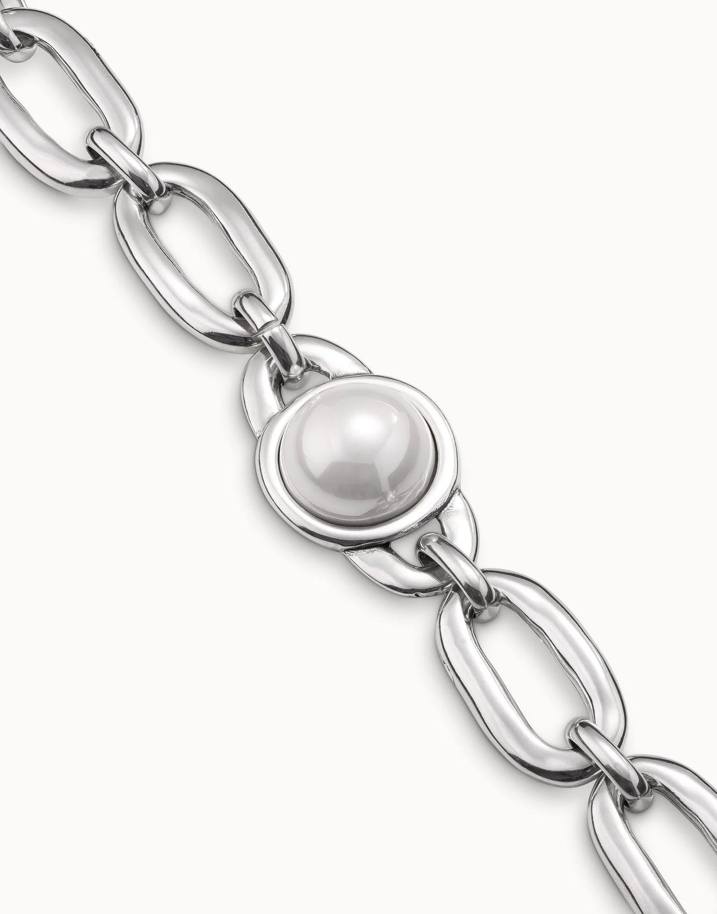 Close up of the UNOde50 Ovni Bracelet detailing the Silver Oval-Shaped Links and the Central Pearl on a white background