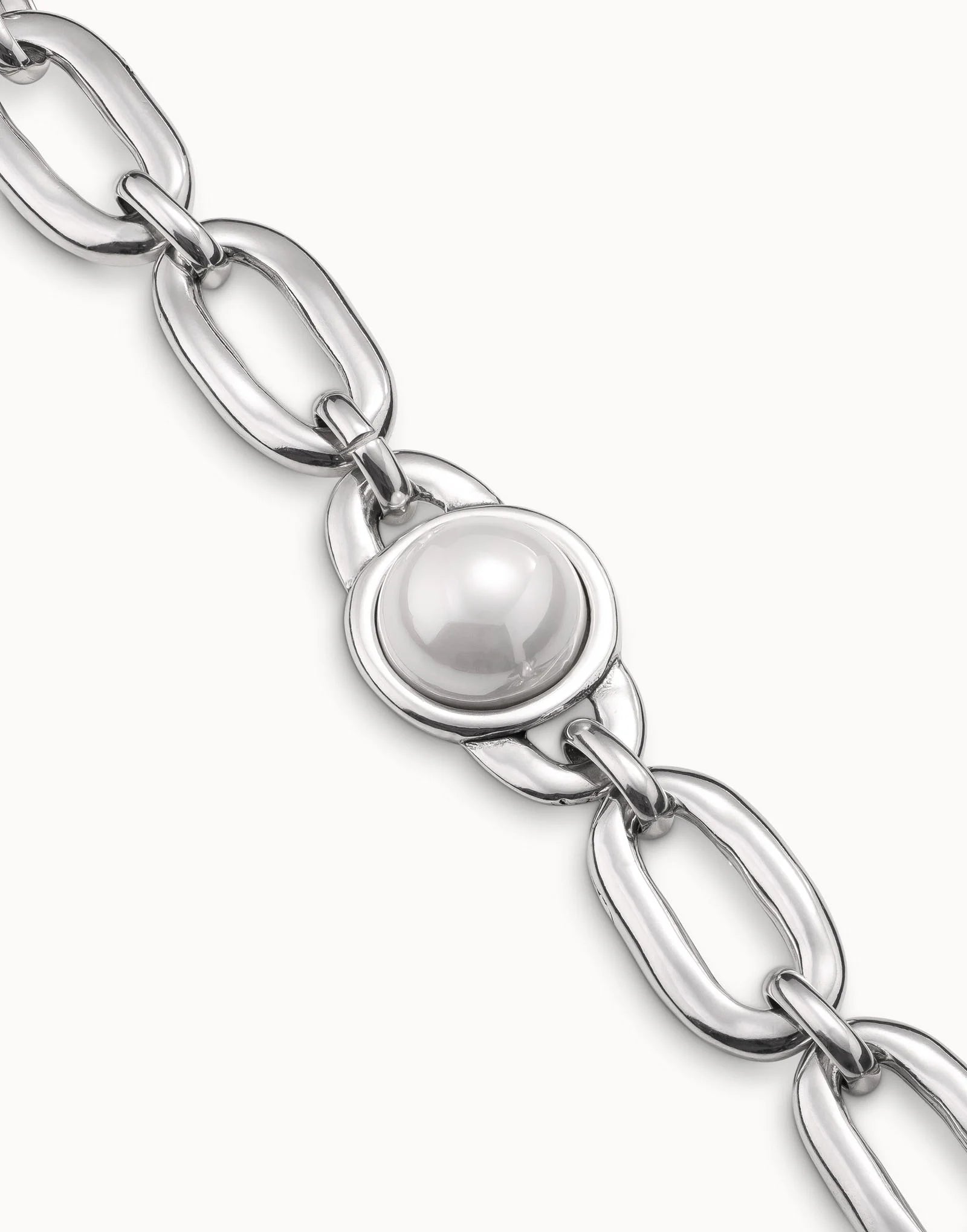 Close up of the UNOde50 Ovni Bracelet detailing the Silver Oval-Shaped Links and the Central Pearl on a white background