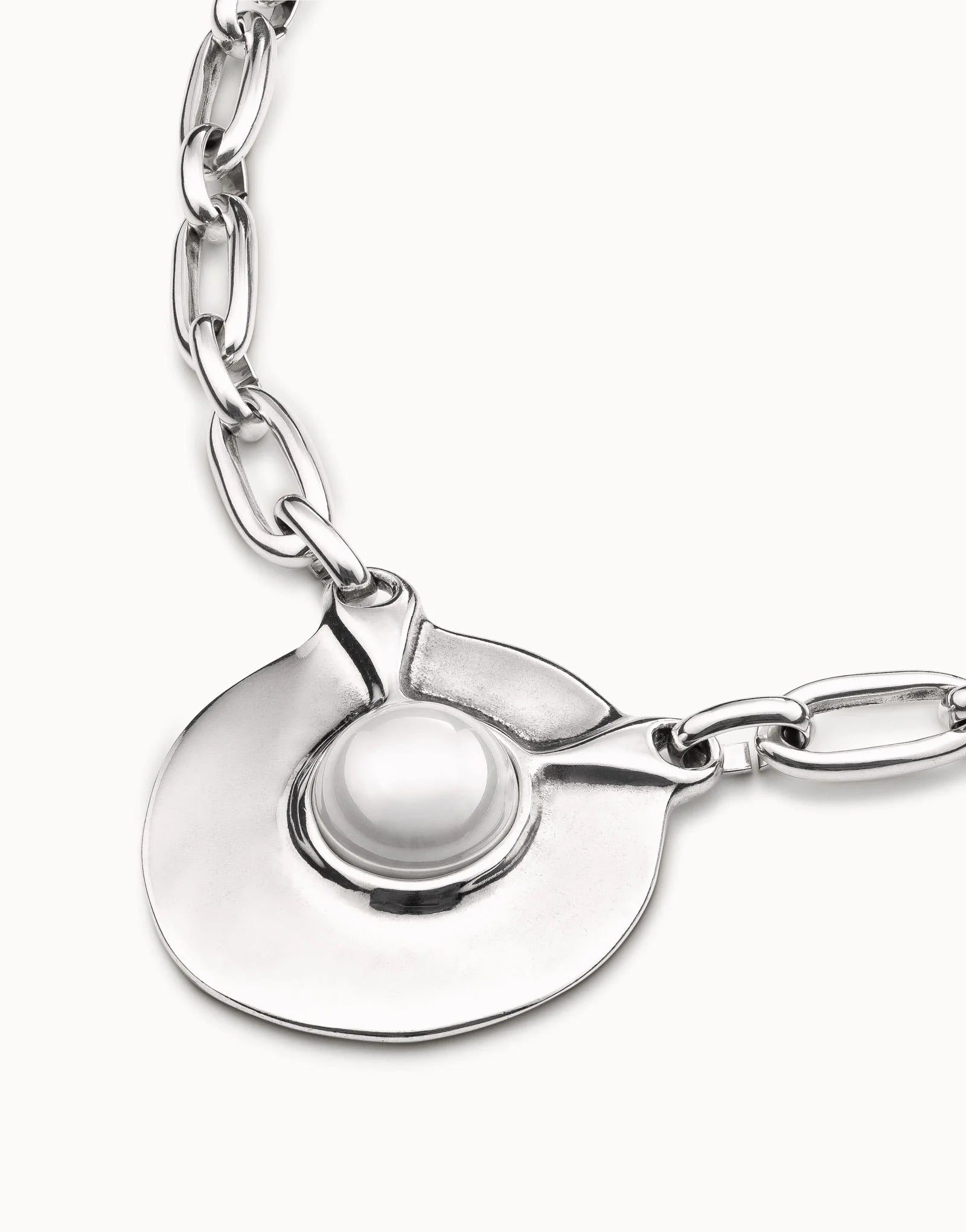 Close up of the UNOde50 Ovni Silver Chain Link Necklace with large Silver and Pearl Pendant