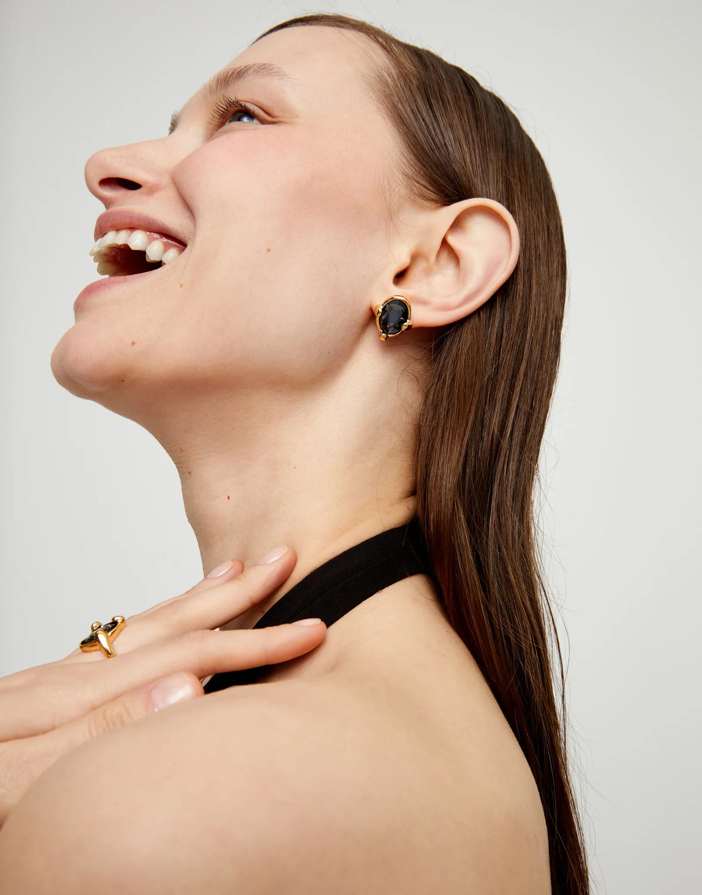 Woman wearing jewelry from the UNOde50 Ser Deslumbrante collection  on a plain background