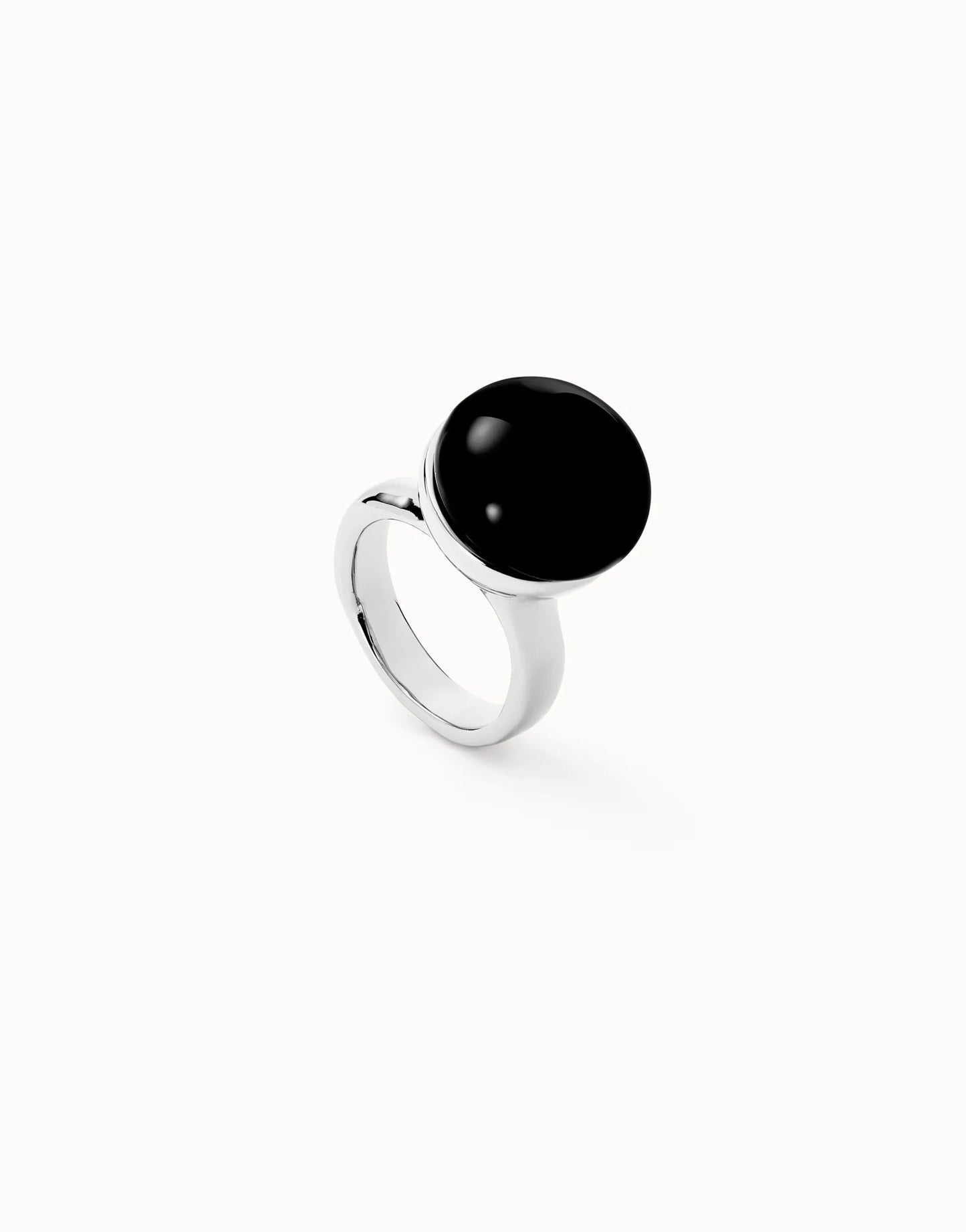 UNOde50 Silver ring with a black gemstone on a white background