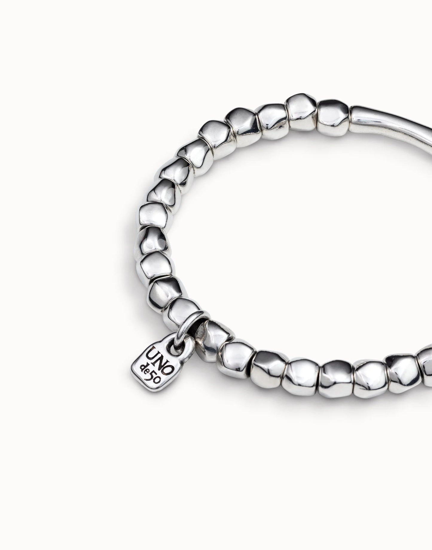 Close up detail of the UNOde50 Travesia Bracelet with Silver Beads and Tube-Shaped Accent 