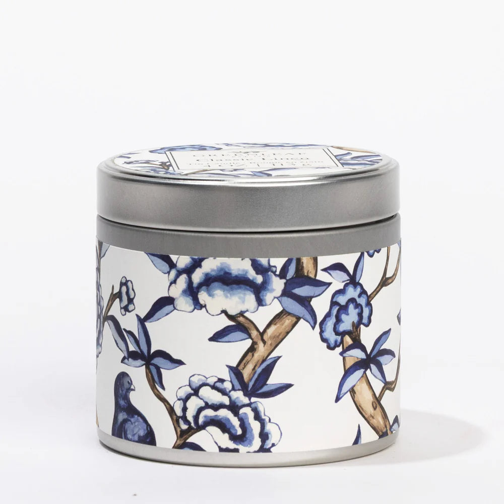 Candle tin with blue floral design and a classic linen fragrance