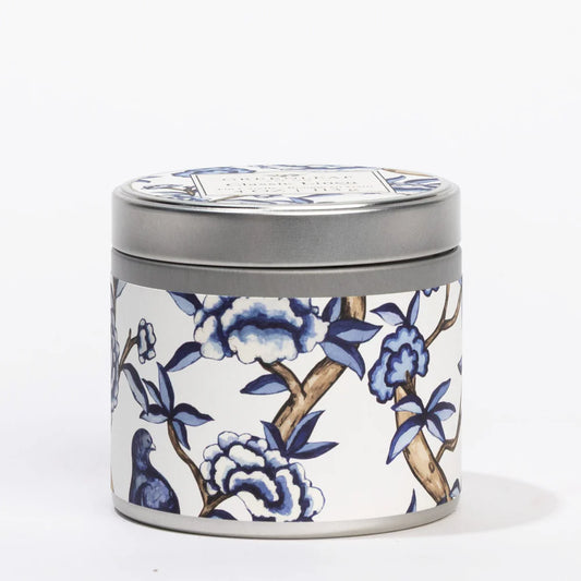 Candle tin with blue floral design and a classic linen fragrance