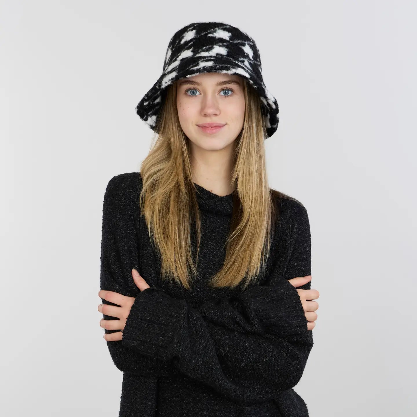 houndstooth plaid bucket hat in black and white